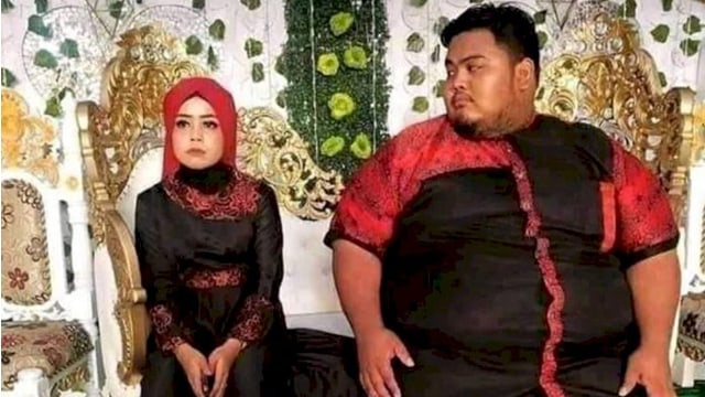 Istri jijik disentuh suami saat berada di pelaminan. (Foto: @mhya236/TikTok)