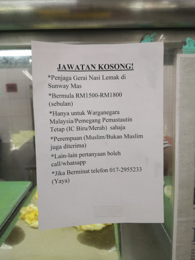 Viral penjaga warung nasi lemak di Malaysia digaji Rp6,3 juta sebulan. (Foto: Twitter/@sengfoo88)