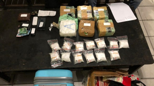 Barang bukti yang diamankan polisi pada penggeledahan penyelundupan narkoba diduga sabu di Perbatasan pintu masuk Kota Palu, Pos COVID-19, Sulteng, Sabtu (24/10). Istimewa