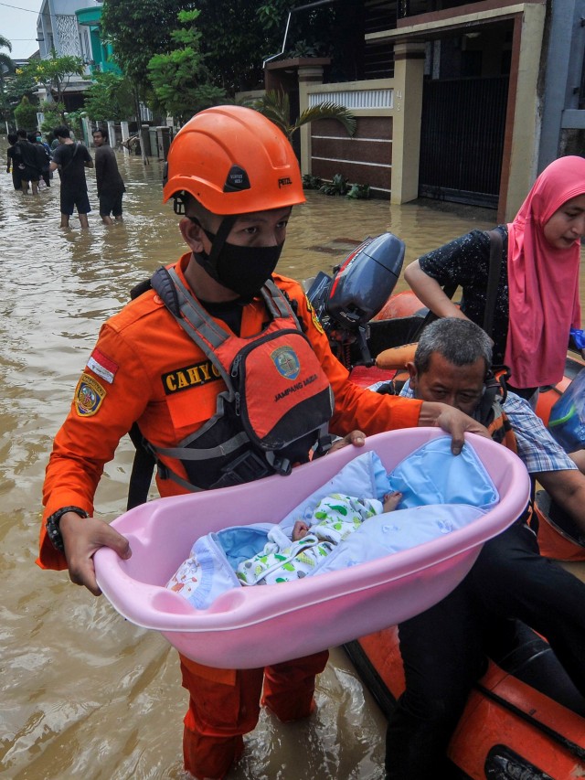 Jaga Kesehatan Bayi saat Banjir, Ini yang Perlu Orang Tua Waspadai Foto: Fakhri Hermansyah/Antara Foto