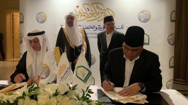 Ketua Dewan Pembina Yayasan Sejarah Nabi Muhammad SAW Jusuf Kalla dan Sekjen Liga Dunia Islam Syaikh Dr. Muhammad Abdul Karim Al-Isa menyaksikan penandatanganan perjanjian pembangunan dan operasional museum sejarah Nabi Muhammad SAW. Foto: Dok. KBRI Riyadh