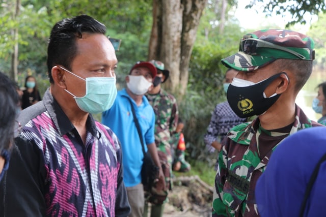 Camat Ketungau Tengah, Petrianus, ketika berbincang dengan Dansatgas TMMD Sintang yang juga Dandim Sintang, Letkol Inf Eko Bintara Saktiawan. (Foto: Pendim Sintang)