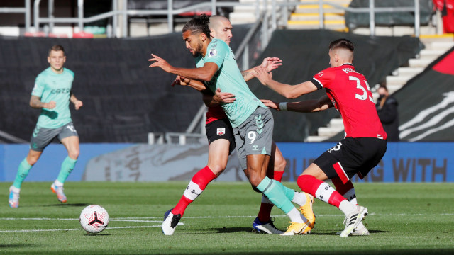 Pemain Everton Dominic Calvert-Lewin berebut bola dengan pemain Southampton pada pertandingan lanjuta Premier League di St Mary's Stadium, Southampton, Inggris. Foto: Frank Augstein/REUTERS