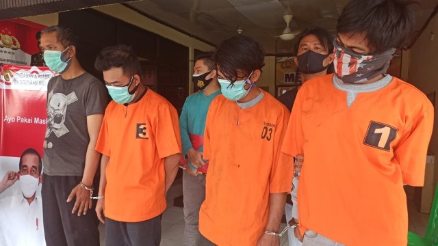 EMPAT pelaku pemotong 83 pohon pelindung di Jalan Tuanku Tambusai, Minggu (25/10/2020). Alasan pemotongan puluhan pohon tersebut karena menutupi papar reklame jenis bando.