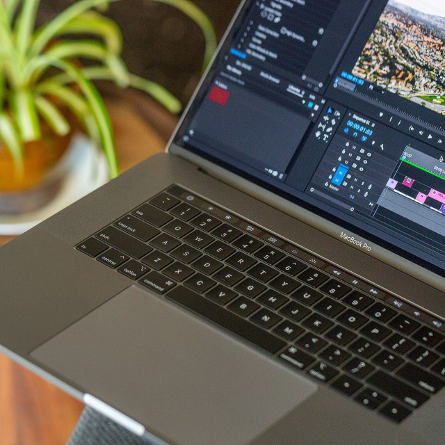 Tampilan keyboard laptop MacBook Pro. Foto: Dok. The Verge