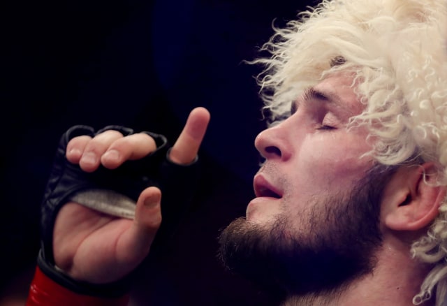 Khabib Nurmagomedov setelah mengalahkan Dustin Poirier pada UFC 242 di The Arena. Foto: Per Haljestam-USA TODAY Sports via Reuters