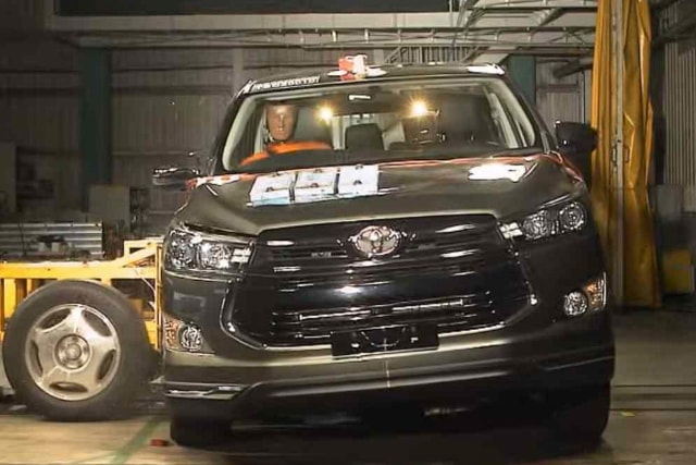 Uji  Tabrak Toyota Innova di ASEAN NCAP. Foto: dok. Autoindustriya