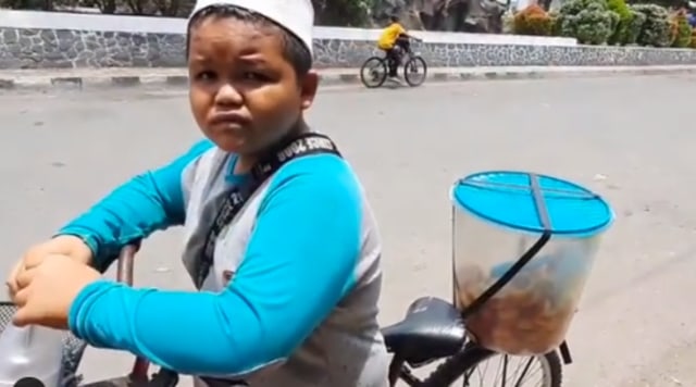 Muhammad Haiqal (14), bocah di Barabai, Kalimantan Selatan, berjualan roti manis untuk membantu ekonomi keluarga. Foto: Dok. Instagram