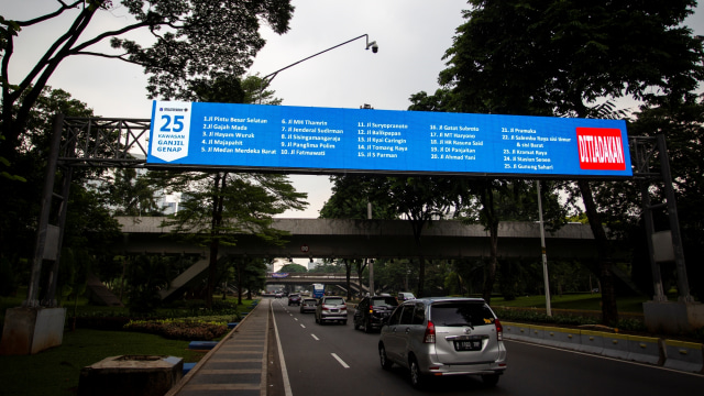 Kendaraan melintas di Jalan Jenderal Sudirman, Semanggi, Jakarta, Senin (26/10). Foto: Dhemas Reviyanto/ANTARA FOTO