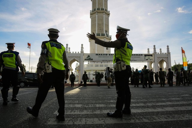 Tim gabungan dalam razia masker di jalan depan Masjid Raya Baiturrahman, Banda Aceh. Foto: Abdul Hadi/acehkini