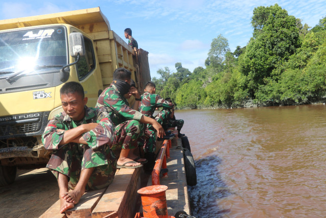 Personel Satgas TMMD Sintang ketika meninggalkan desa sasaran TMMD setelah menyelesaikan pembangunan infratsruktur. Foto: Dok. Pendim Sintang