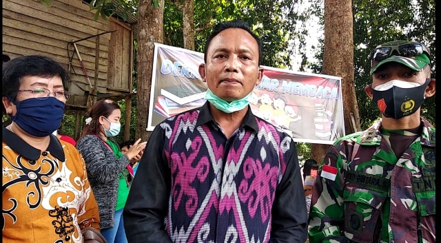 Camat Ketungau Tengah, Petrianus bersama Dansatgas TMMD Sintang Letkol Inf Eko Bintara Saktiawan. Foto: Dok. Pendim Sintang