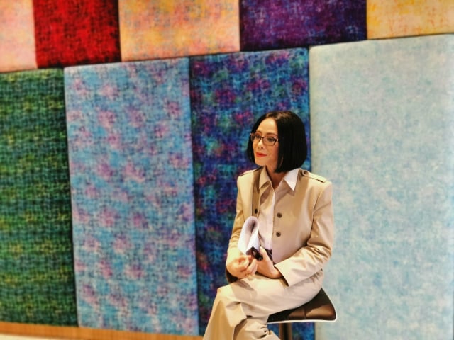 Presiden Indonesia Fashion Week (IFW) Poppy Dharsono saat memberikan keterangan pers di Jakarta Fashion Hub. Foto: Dok. Asia Pasific Rayon