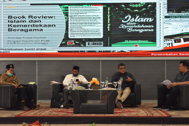 Para narasumber dalam acara bedah buku, Senin (26/10). foto: dokumen.