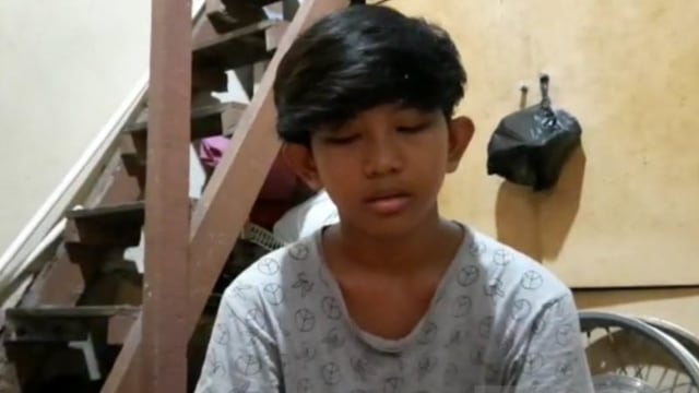 Seorang pelajar SMP Aditya Akbar di kawasan Kota Bambu Utara, Palmerah, Jakarta Barat, Senin (26/10/2020). Foto: Devi Nindy/ANTARA FOTO