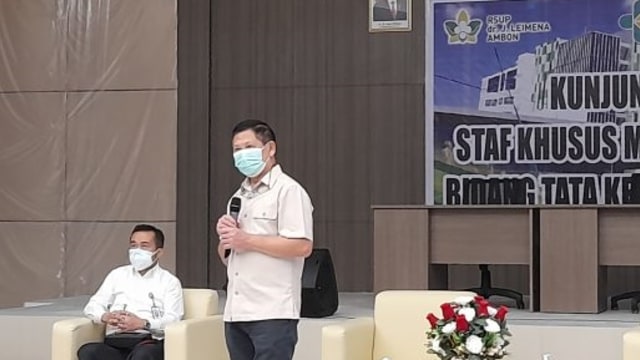 Mayjen TNI (Purn) dr. Daniel Tjen, Sp.S meninjau persiapan peresmian RS Leimena semasa menjadi Stafsus Menkes Terawan. Foto: Kemenkes