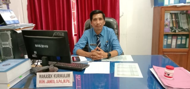 Muhammad Janes, Wakasek Kurikulum SMKN 2 Kendari, saat ditemui di ruang kerjanya. Foto: Ardiansyah/kendarinesia.