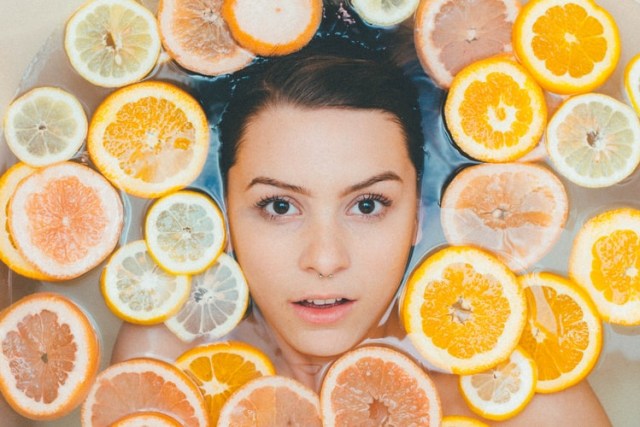 Ilustrasi Merawat Kulit dengan Buah-Buahan. Sumber: Noah Buscher-Unsplash.com