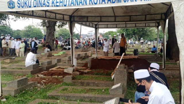 Warga ramai kunjungi proses pemakaman KH Fakhrurrozi Ishaq di TPU Kober, Jatinegara, Selasa (27/10). Foto: Sekjen PA 212