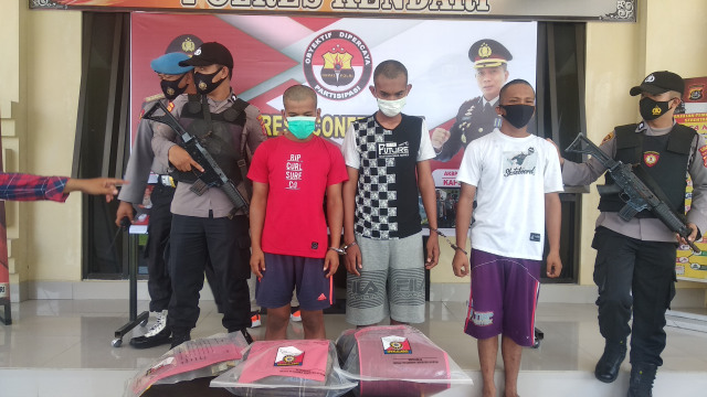 Polres Kendari merilis para pelaku pengeroyokan yang menewaskan Edward (44), dan ditemukan tewas di hutan bakau teluk kendari. Foto: Deden Saputra/kendarinesia.