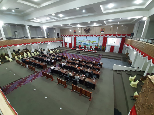 Rapat paripurna laporan akhir banggar DPRD Kepri terhadap ranperda APBD-P Kepri. Foto: Ismail/kepripedia.com