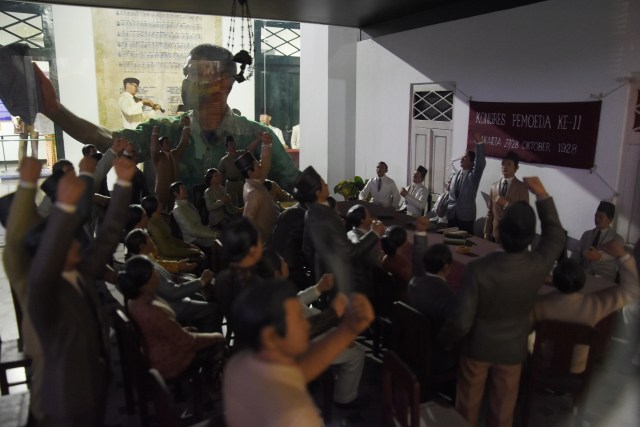 Pekerja membersihkan kaca diorama di Museum Sumpah Pemuda, Jakarta, Selasa (27/10). Foto: Indrianto Eko Suwarso/Antara Foto