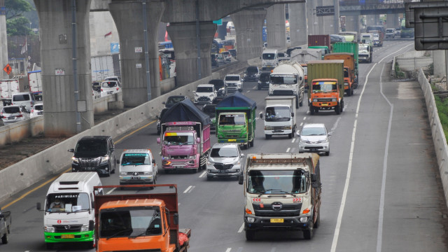 Sejumlah kendaraan melintas di jalan Tol Jakarta-Cikampek, Bekasi, Jawa Barat, Selasa (27/10). Foto: Fakhri Hermansyah/ANTARA FOTO