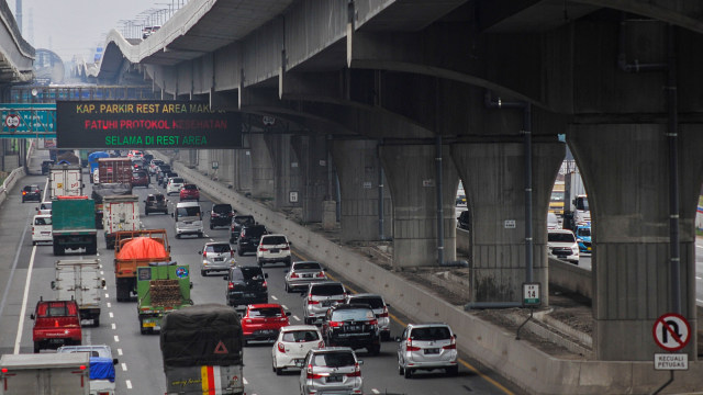 Sejumlah kendaraan melintas di jalan Tol Jakarta-Cikampek, Bekasi, Jawa Barat, Selasa (27/10). Foto: Fakhri Hermansyah/ANTARA FOTO