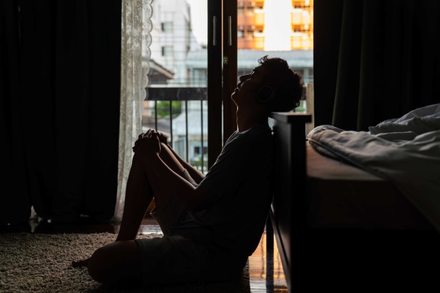 Ilustrasi pria menyendiri saat patah hati. Foto: Shutter Stock