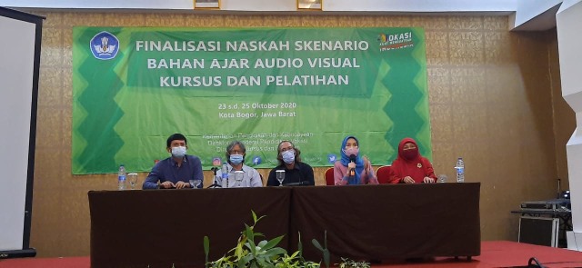 Dokumentasi pribadi: Anjar Anggita. Haolia Rahman perwakilan Direktorat PNJ, Moh. Fauzy selaku Sekertariat Jurusan TGP, Nestor Rico Tambun, Dirjen Vokasi (mulai dari kiri).