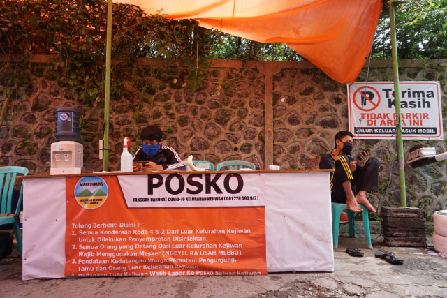 Potret Anak muda yang menjalankan Physical Distancing (Menjaga Jarak Aman). Sumber Foto : Muhammad Raihan  