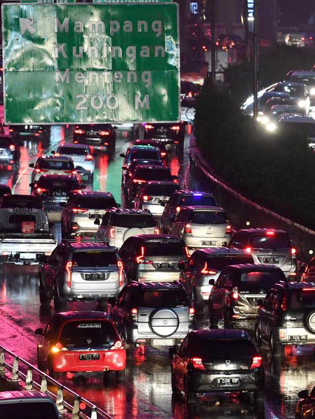 Kendaraan terjebak macet di ruas Tol Dalam Kota, Jalan Gatot Subroto, Jakarta, Selasa (27/10). Foto: Wahyu Putro A/Antara Foto