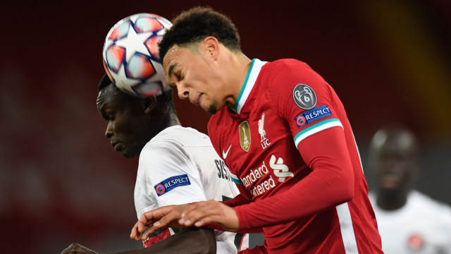 Trent Alexander-Arnold dari Liverpool beraksi dengan Pione Sisto dari FC Midtjylland. Foto: PETER POWELL/Pool via REUTERS