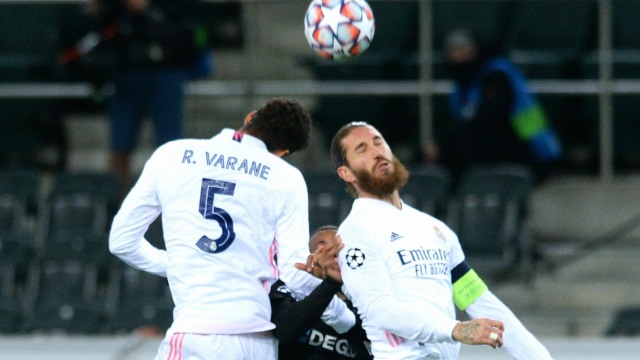  Sergio Ramos dan Raphael Varane dari Real Madrid beraksi dengan Alassane Plea dari Borussia Moenchengladbach . Foto: Uwe Kraft/REUTERS