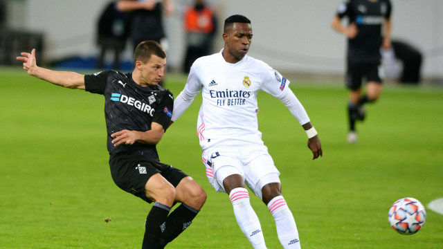 Stefan Lainer dari Borussia Moenchengladbach (Gladbach) beraksi dengan Vinicius Junior dari Real Madrid. Foto: Uwe Kraft/REUTERS