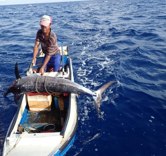Nelayan menggunakan Pakura (dokumentasi pribadi)