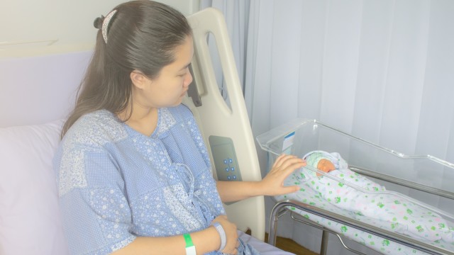 Ilustrasi posisi tidur ibu setelah melahirkan secara caesar.
Foto: Shutterstock