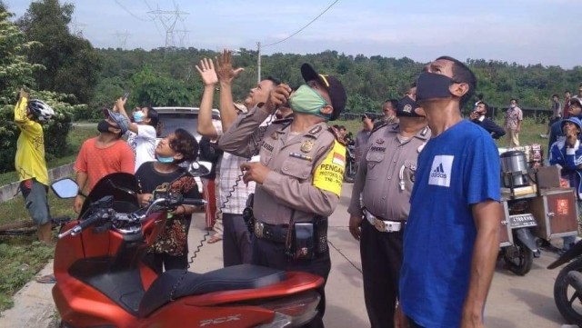 Warga menonton proses evakuasi wanita muda yang naik sutet. Foto: Dok. Istimewa