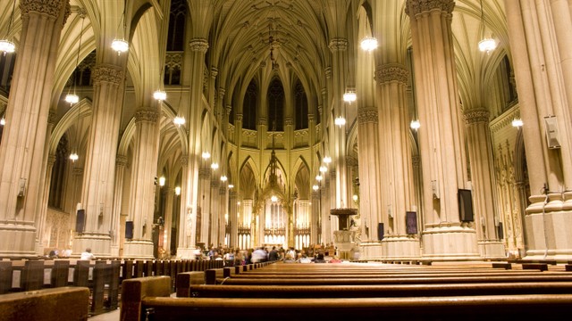 Ilustrasi ibadah di gereja. Foto: Shutterstock