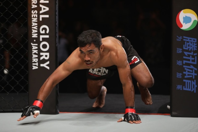 Gaya Abro "The Black Komodo" Fernandes saat memasuki Circle ONE Championship (ONE Championship)