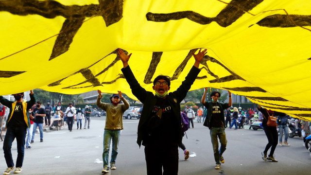 Massa mahasiswa membawa spanduk raksasa saat memprotes Undang-Undang Cipta Kerja atau Omnibus Law di Jakarta, Rabu (28/10). Foto: Ajeng Dinar Ulfiana/REUTERS