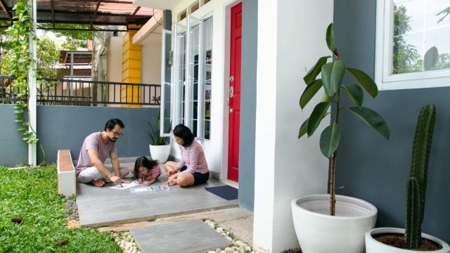 Agar dapat membeli rumah secara kredit seperti ini, kelas menengah memerlukan kepastian kerja. Cerita selengkapnya di sini.