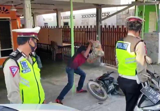 Pria Ini Melemparkan Sebongkah Batu Besar Yang Ia Pegang Untuk Menghajar Motornya, Foto: Intagram/ trendingbuzz.id