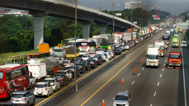 , 414Sejumlah kendaraan melaju di jalan tol Jakarta - Cikampek (Japek) KM 47, Karawang, Jawa Barat, Rabu (28/10). Foto: M Ibnu Chazar/ANTARA FOTO