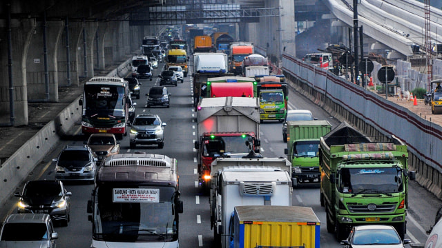 Sejumlah kendaraan melintas di tol Jakarta-Cikampek, Jatimulya, Kabupaten Bekasi, Jawa Barat, Rabu (28/10). Foto: Fakhri Hermansyah/ANTARA FOTO