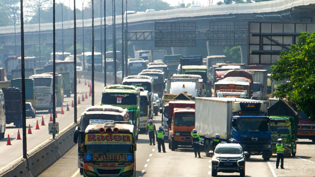 Petugas kepolisan mengatur lalu lintas kendaraan saat pemberlakuan rekayasa lalu lintas di jalan tol Jakarta - Cikampek (Japek) KM 47, Karawang, Jawa Barat, Rabu (28/10). Foto: M Ibnu Chazar/ANTARA FOTO