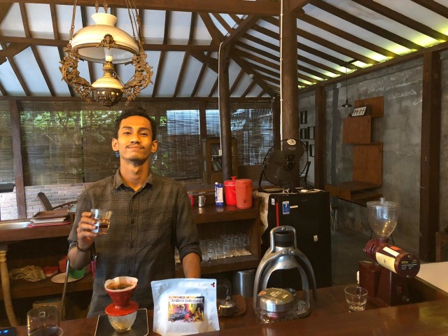 Daffa Adli Athalla (20) salah satu barista kopi di Budhe Coffee.