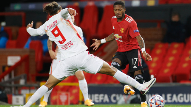 Fred dari Manchester United beraksi dengan Yussuf Poulsen dari RB Leipzig. Foto: Phil Noble / REUTERS