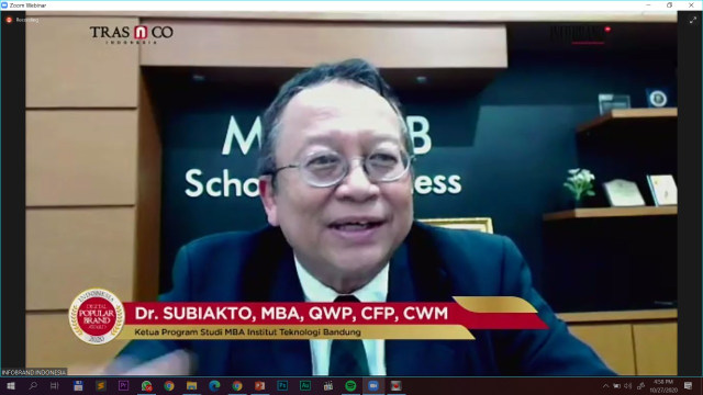 Subiakto Soekarno, Direktur MBA ITB saat menerima penghargaan IDPBA 2020
