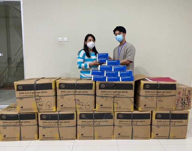 Wali Kota Singkawang menerima bantuan rapid test kit dari PT Rayton Intelligent Indonesia, yang diserahkan oleh tokoh muda Singkawang, Jusin Tiono. Foto: Dok Hi!Pontianak